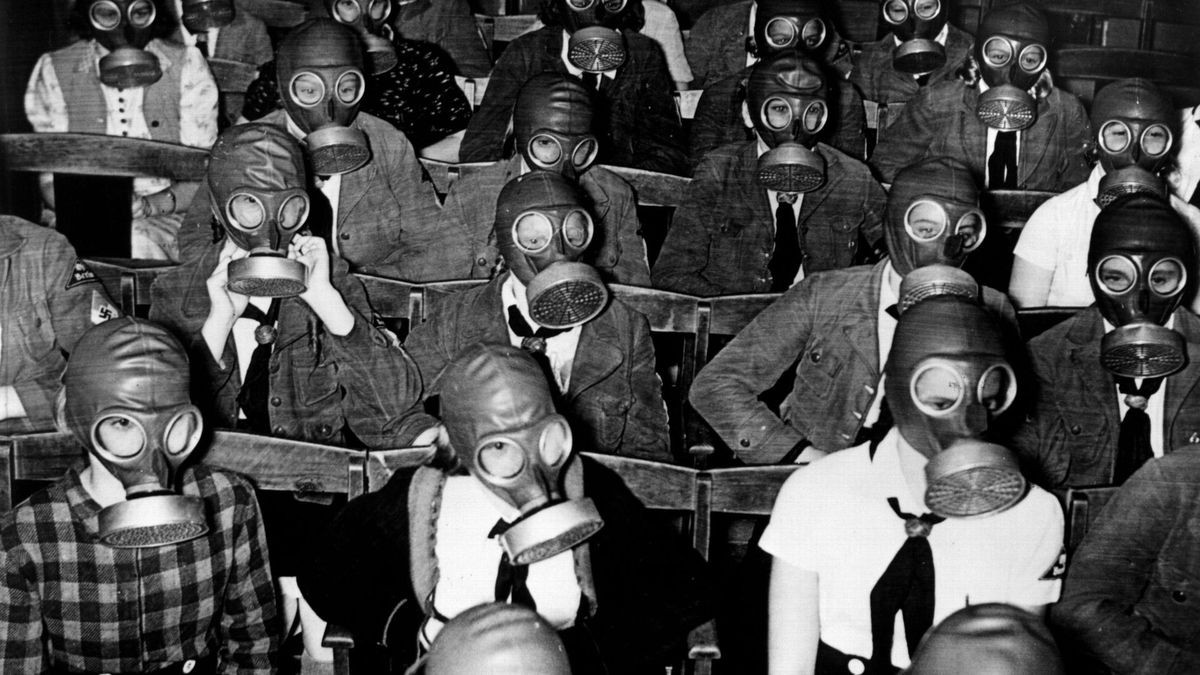 Unterricht mit Volksgasmaske 1939 - Lesson with gasmasks / 1939 -