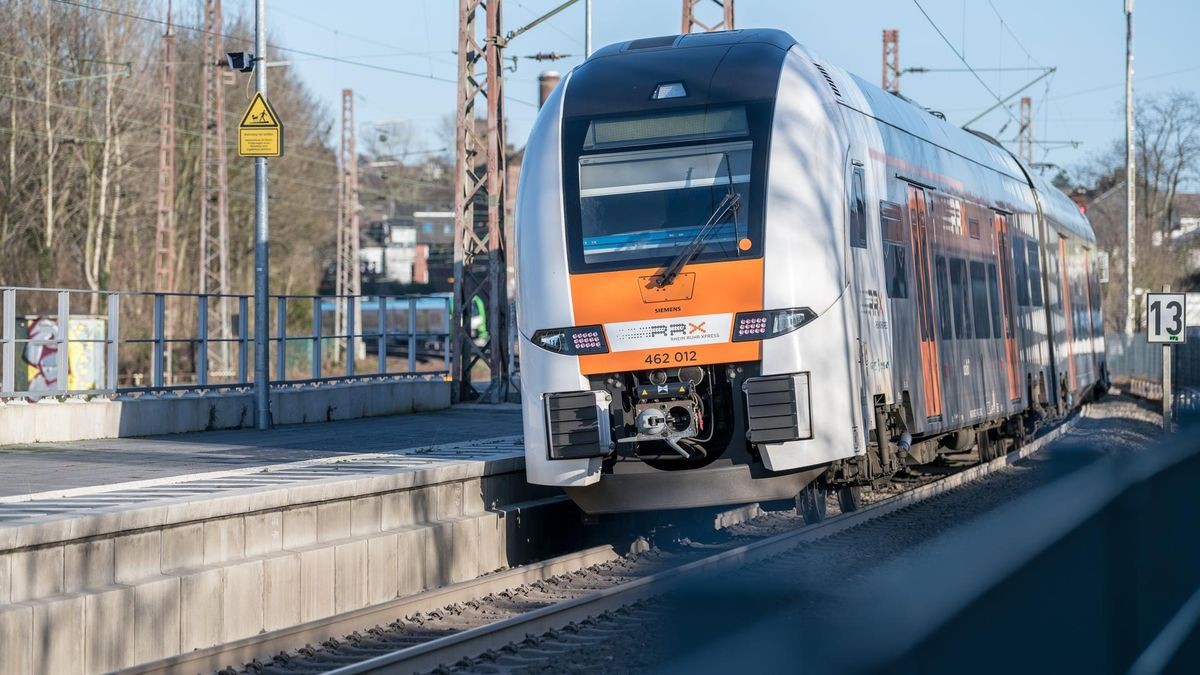 Ein Regionalexpress rauscht an Mülheims Hauptbahnhof vorbei: Darauf müssen sich Fahrgäste für die kommenden zwei Monate einrichten.