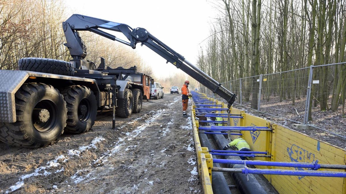Der Ausbau des Fernwärmenetzes, hier vor einigen Jahren in Rheinhausen, erfordert erhebliche Tiefbau-Arbeiten. Bis 2038 wollen die Stadtwerke 15.000 weitere Haushalte anschließen.