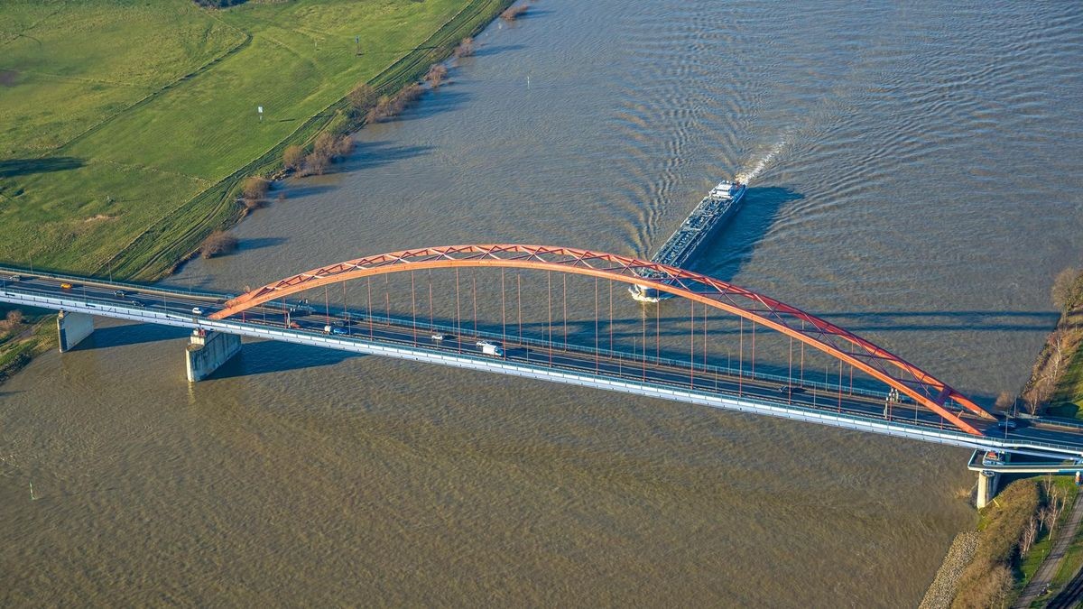 Weniger Lkw-Verkehr, mehr Binnenschifffahrt und eine Straßenbahnverbindung nach Homberg und Rheinhausen, das fordern die Linken in Duisburg. Unser Archivbild zeigt die Brücke der Solidarität über den Rhein.