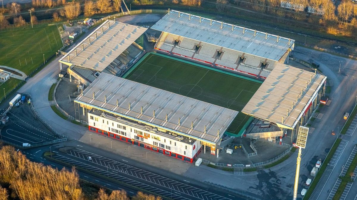 Das Stadion an der Hafenstraße, Heimat von Rot-Weiss Essen, aus der Luft.