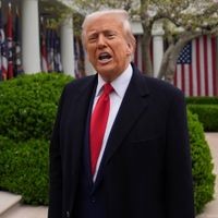Donald Trump im Rosengarten des Weißen Hauses. Er reagierte wütend auf eine Beschädigung der Kalksteinplatten des Gehwegs.