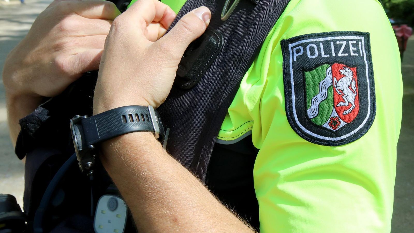 Radler stürzt und verletzt sich schwer: Wurde er abgedrängt?
