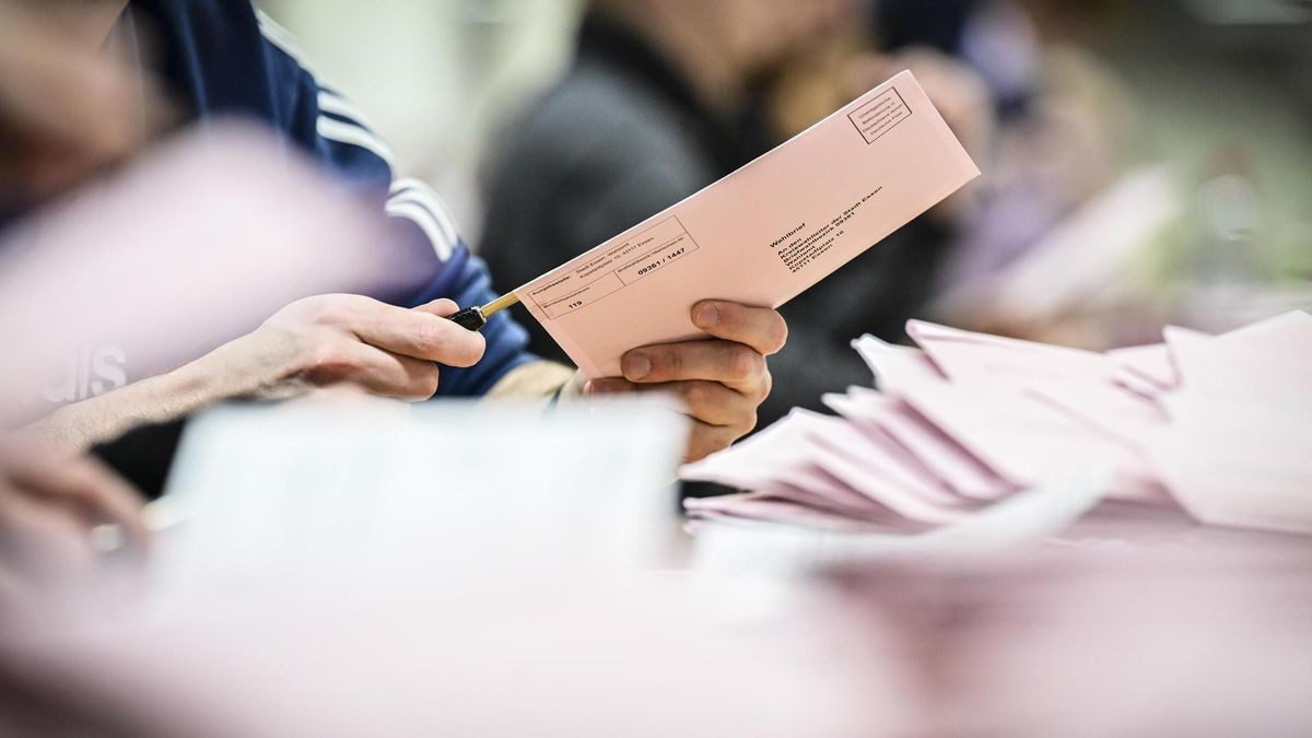 Wahlsonntag / Bundestagswahl in Essen: Auszählung Briefwahl in der Messehalle 1a