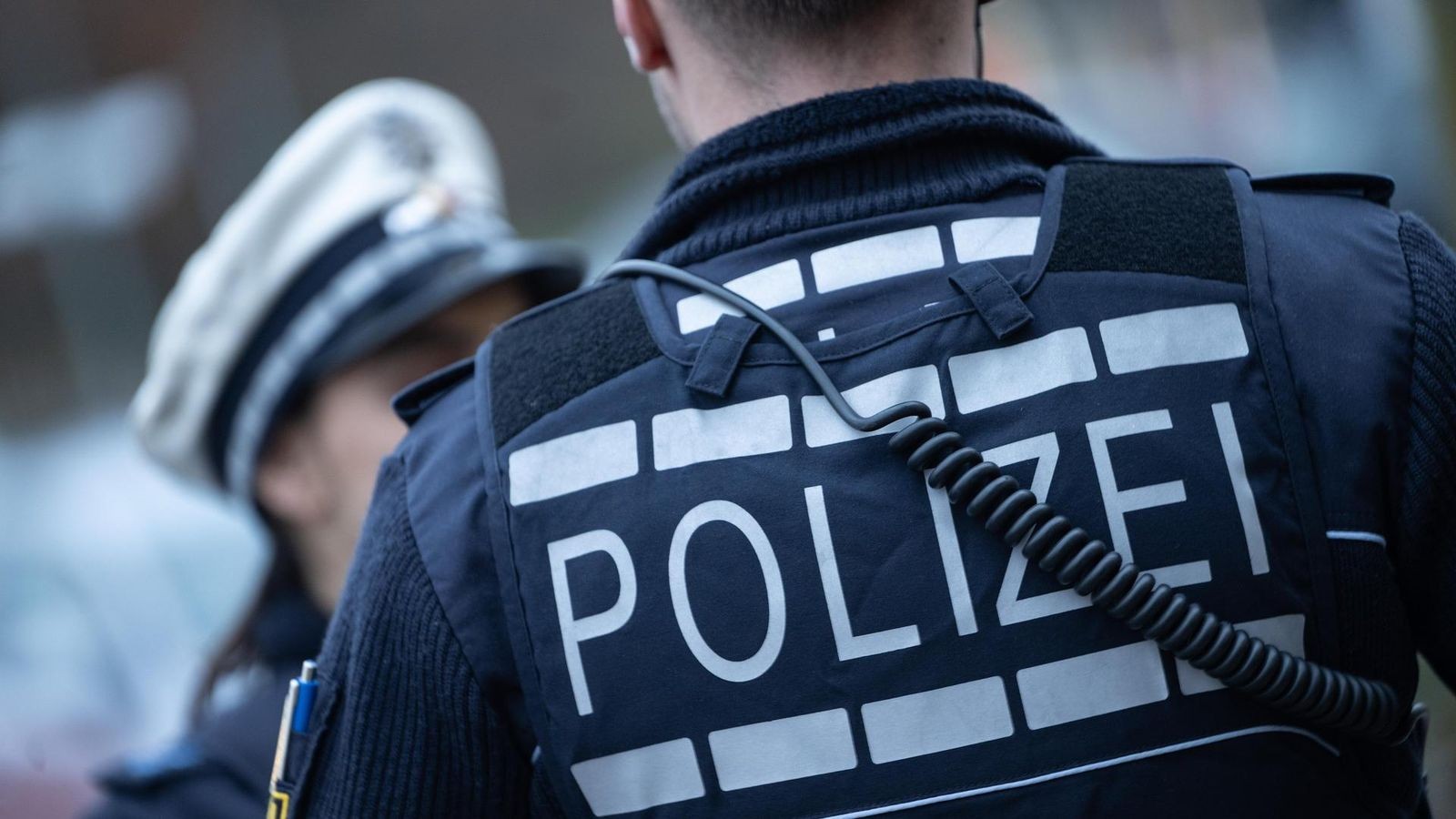 Mann mit Pistole gegen Kopf geschlagen – Polizei nimmt Räuber fest