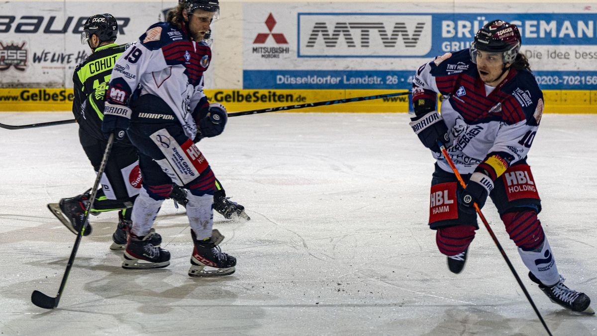 Die Eagles Essen-West haben den nächsten Neuzugang präsentiert: Maximilian Otte (rechts) - hier noch im Trikot der Hammer Eisbären 2023 - wechselt an den Westbahnhof.