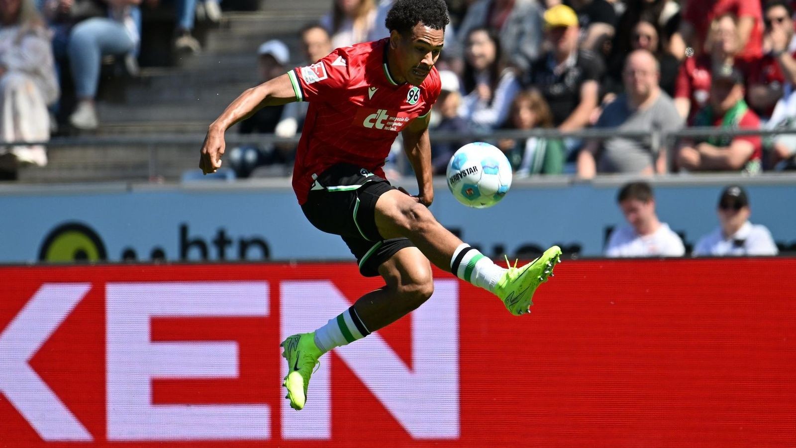 Bielefeld verpflichtet Offensivspieler Momuluh von Hannover
