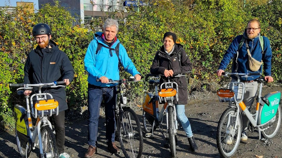 S-Bahn-Halt Pferdebachstraße: Michael Röls-Leitmann MdL, Andreas Müller, Verena Schäffer MdL, und Christian Walker von den Grünen (von links) begutachten die S-Bahn-Linie 5 Nahverkehr zählt zu ihren Top-Themen.