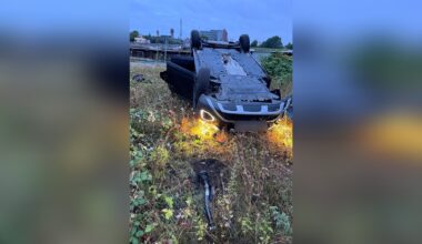 Auto in Duisburg überschlägt sich – Fahrer (19) schwer verletzt