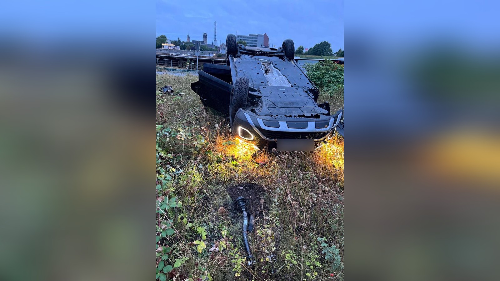 Auto in Duisburg überschlägt sich – Fahrer (19) schwer verletzt