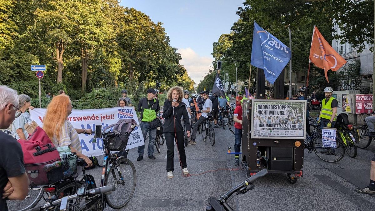 Demonstration für neuen Radweg an der Köpenicker Landstraße in Baumschulenweg