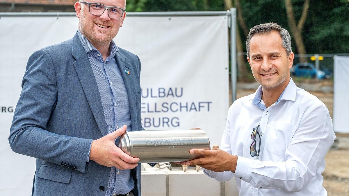OB Sören Link hat viele Pressetermine dieser Tage, auch zu Schulneubauten: Das Bild zeigt ihn mit dem Duisburger SPD-Chef Mahmut Özdemir bei der Grundsteinlegung für die Gottfried-Wilhelm-Leibniz-Gesamtschule in Hamborn.