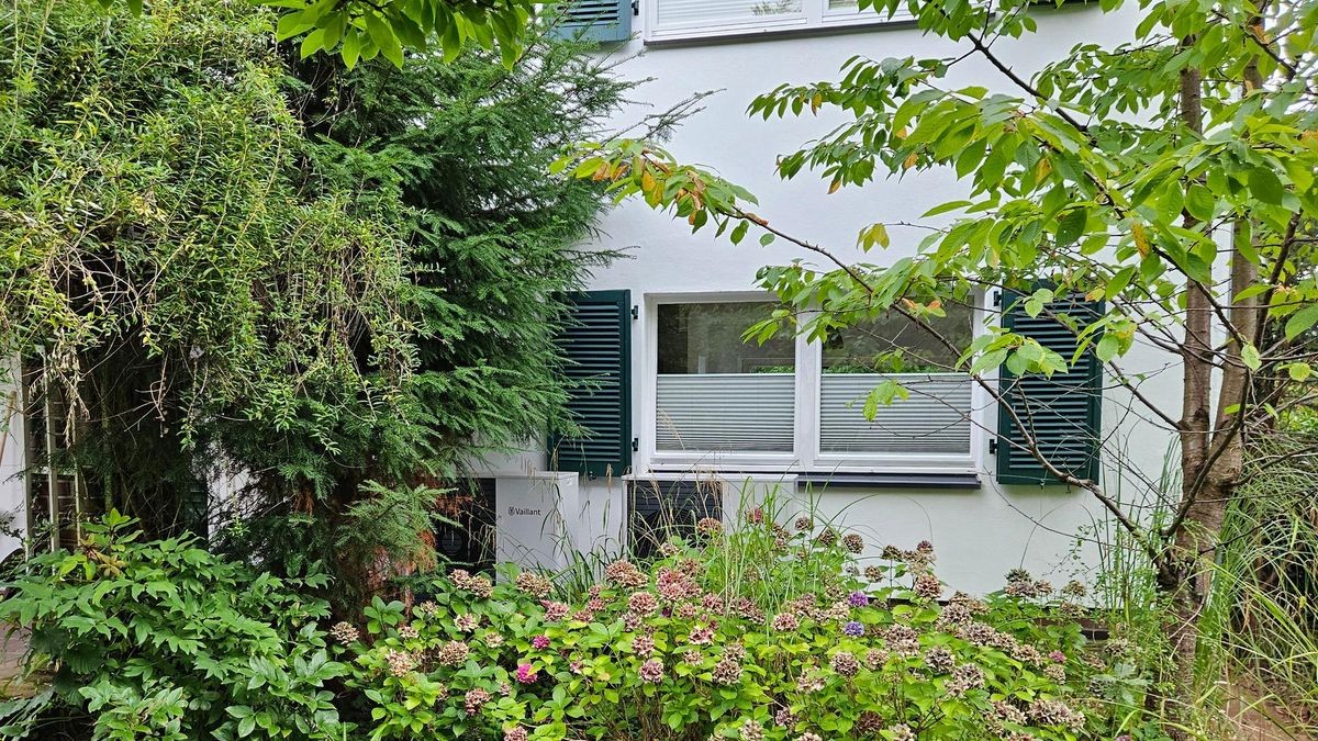 Informieren kann man sich bei einer Besichtigung der Häuser und Gärten u.a. über ressourcenschonende Pflasterung, bienen- und insektenfreundliche Gartengestaltung.