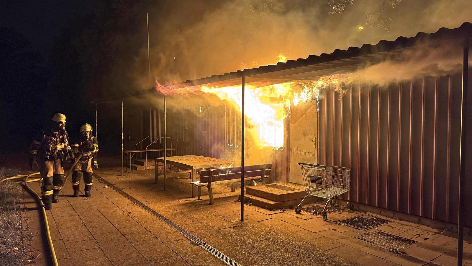 Feuer zerstört Container auf Altenessener Sportplatz