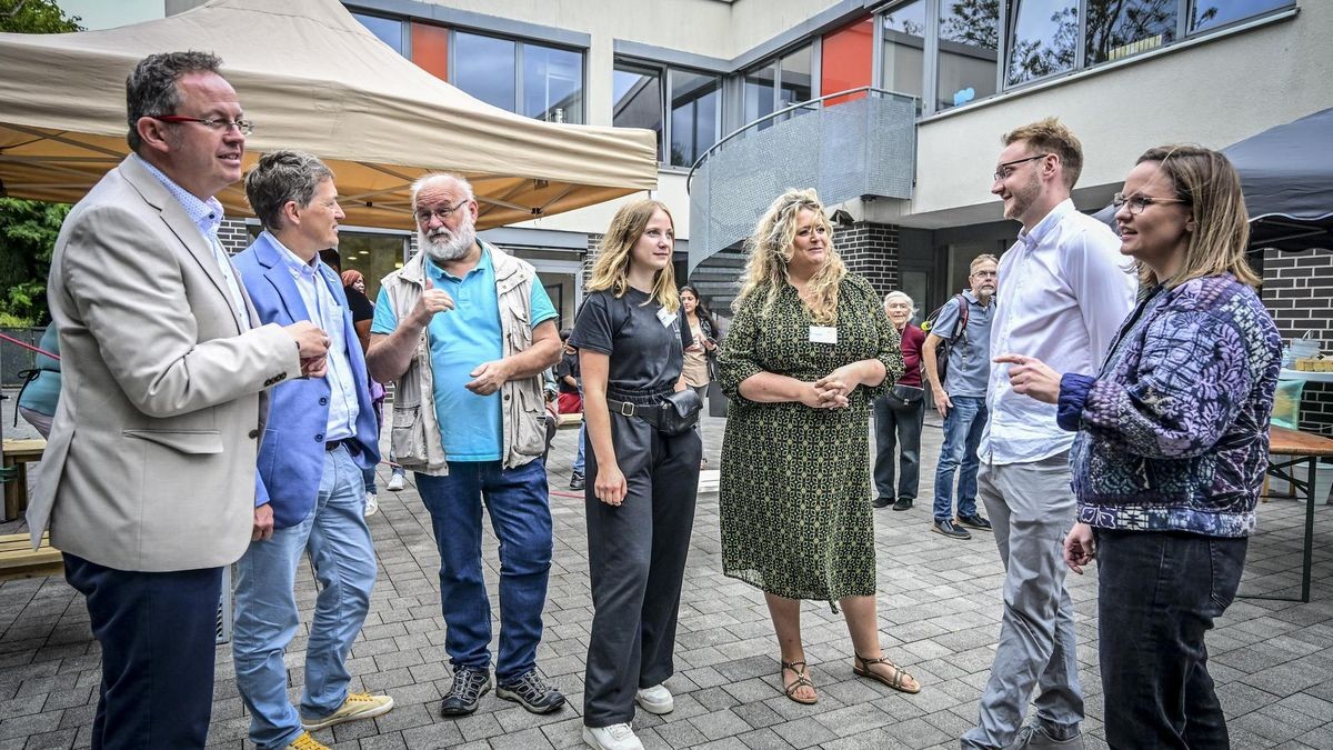 Feierten die Wiedereröffnung des Kinder- und Familientisches: Andreas Bierod, Geschäftsführer Caritas-SkF-Essen, Markus Heijenga, Abteilungsleitung, Peter Valerius, Talea Sroka, Sozialarbeiterin, Verena Kruse, Teamleitung Kinder- und Familientische, Matthias Mölter und Teresa Paus des Sponsoren Amprion (v.l.). 