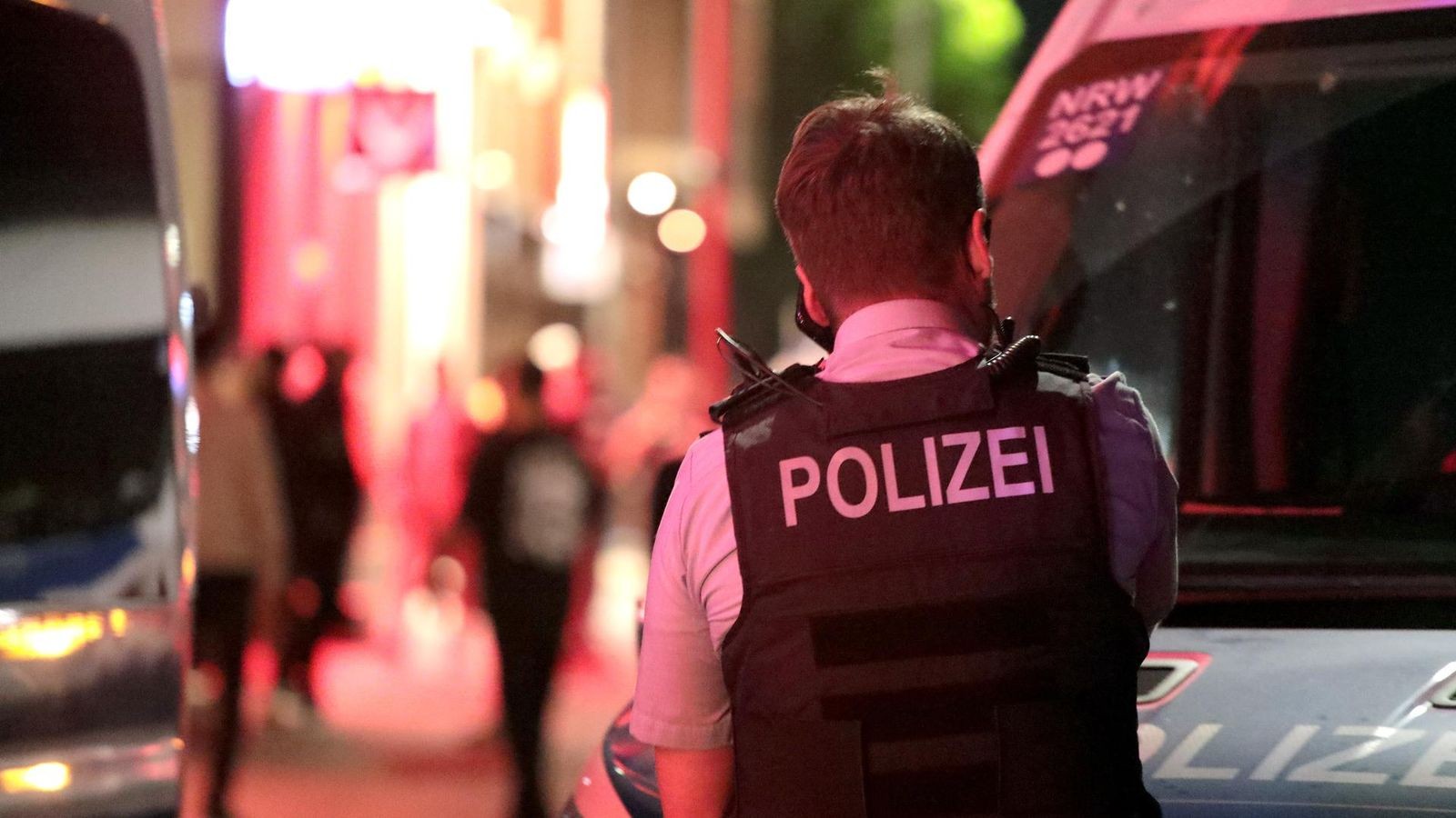 Drei Männer halten Person im Auto gefangen