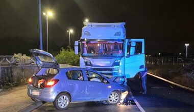 Opel kracht in der Nacht frontal in einen Lkw