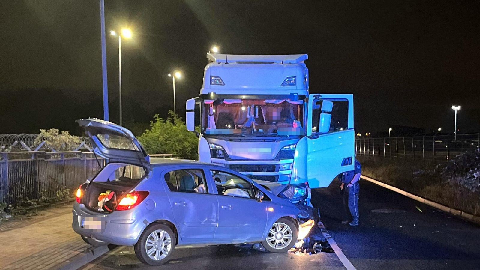 Opel kracht in der Nacht frontal in einen Lkw