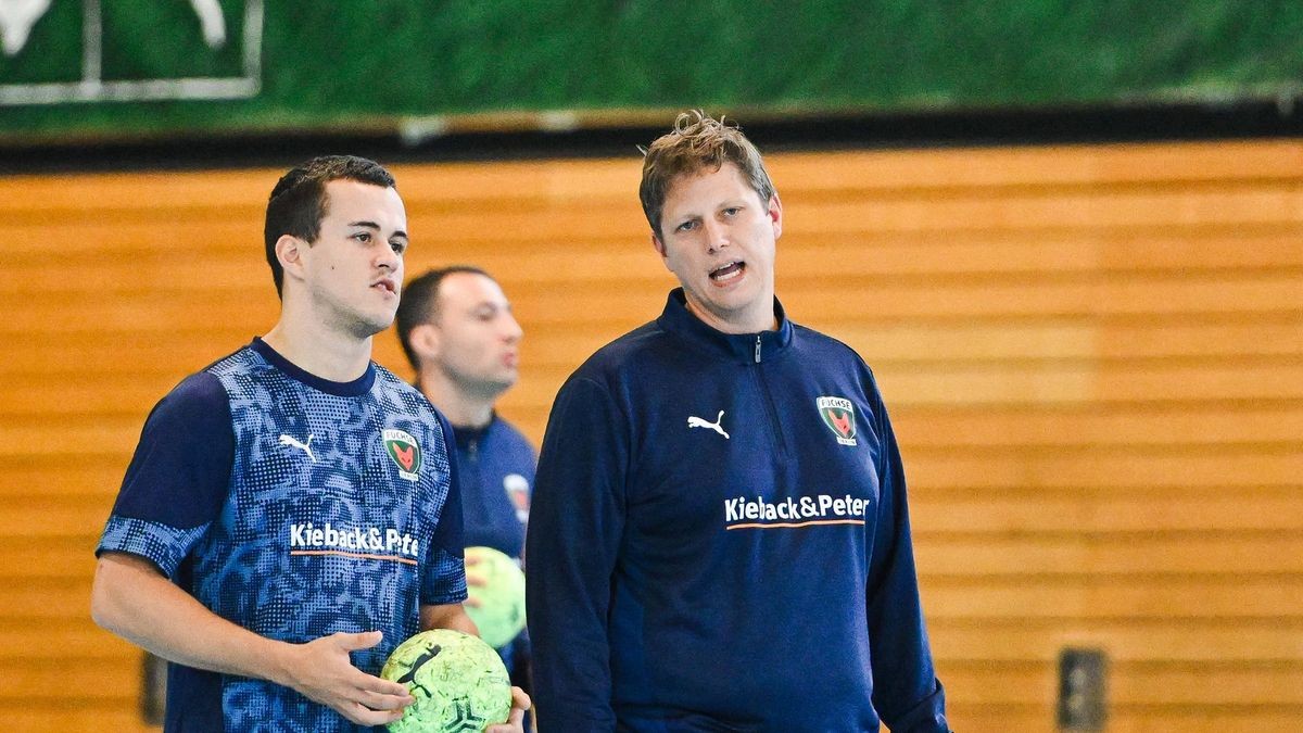 Nicolej Krickau am Freitag während seiner ersten Trainingseinheit für die Füchse Berlin im Gespräch mit Tim Freihöfer.
