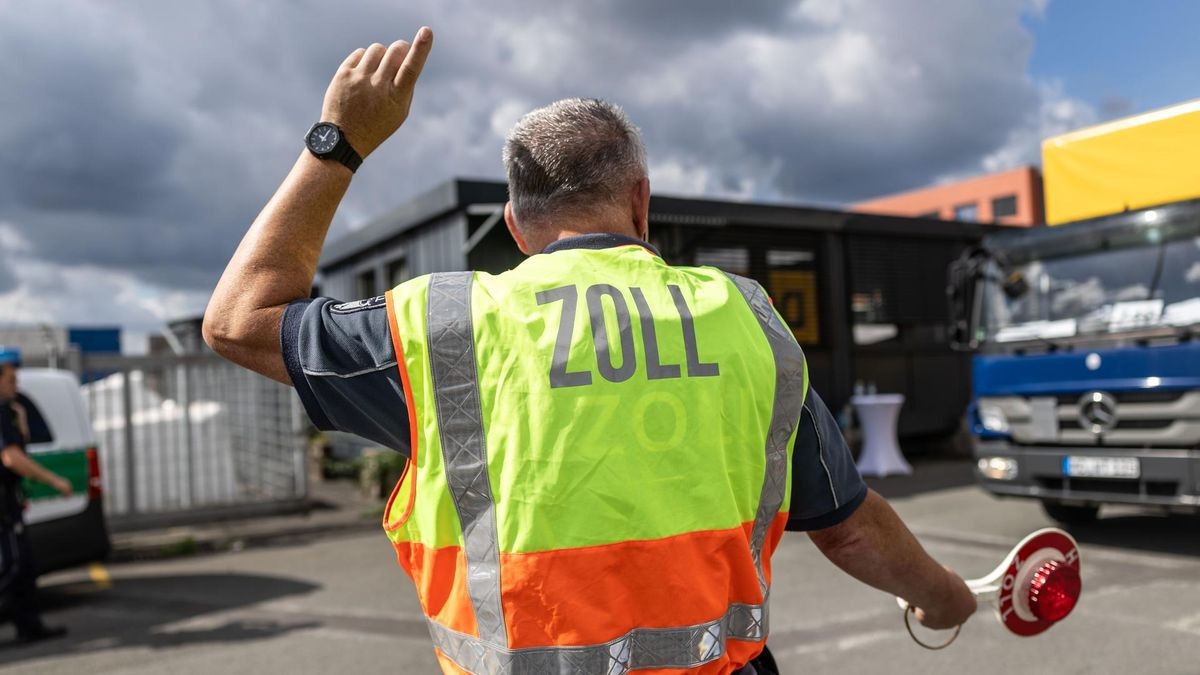 Die Finanzkontrolle Schwarzarbeit (FKS) des Hauptzollamtes Duisburg überprüfte im Hafen Lkw-Fahrer und deren Arbeitgeber.