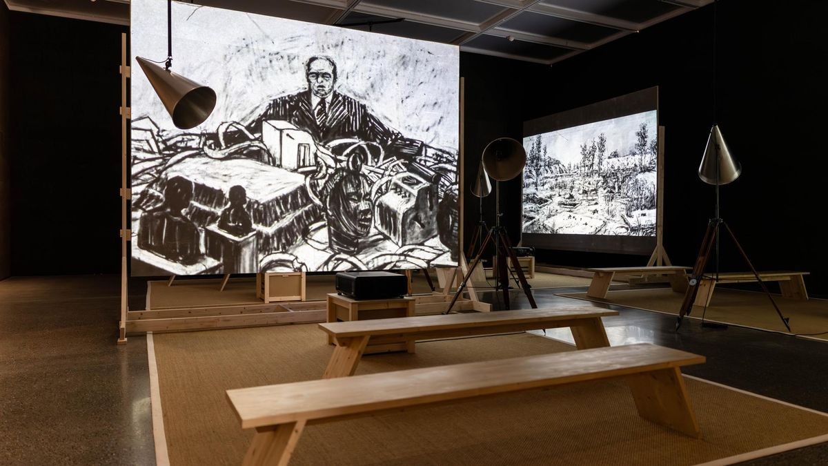 In der Ausstellung können sich Besucher auf Bänken in die Arbeit des südafrikanischen Universalkünstlers William Kentridge vertiefen. 