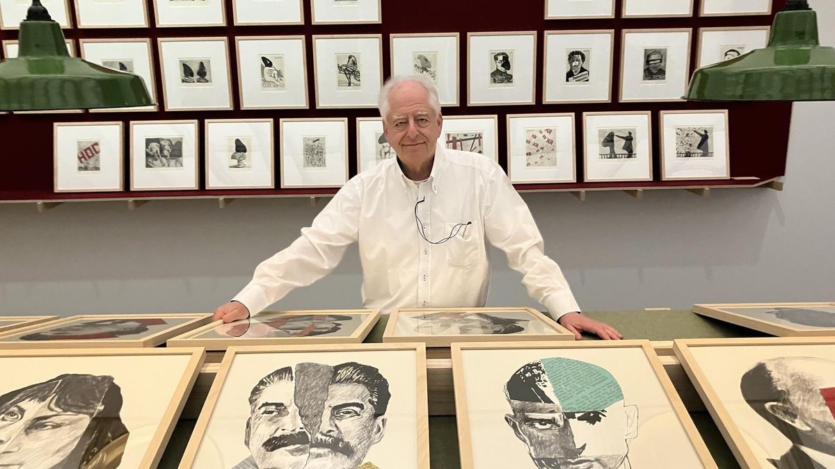 William Kentridge im Museum Folkwang vor einer Galerie von Politiker-Porträts. 