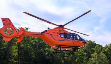 Schwerer Unfall im Kreuz Kaiserberg: Hubschrauber landet auf Autobahn