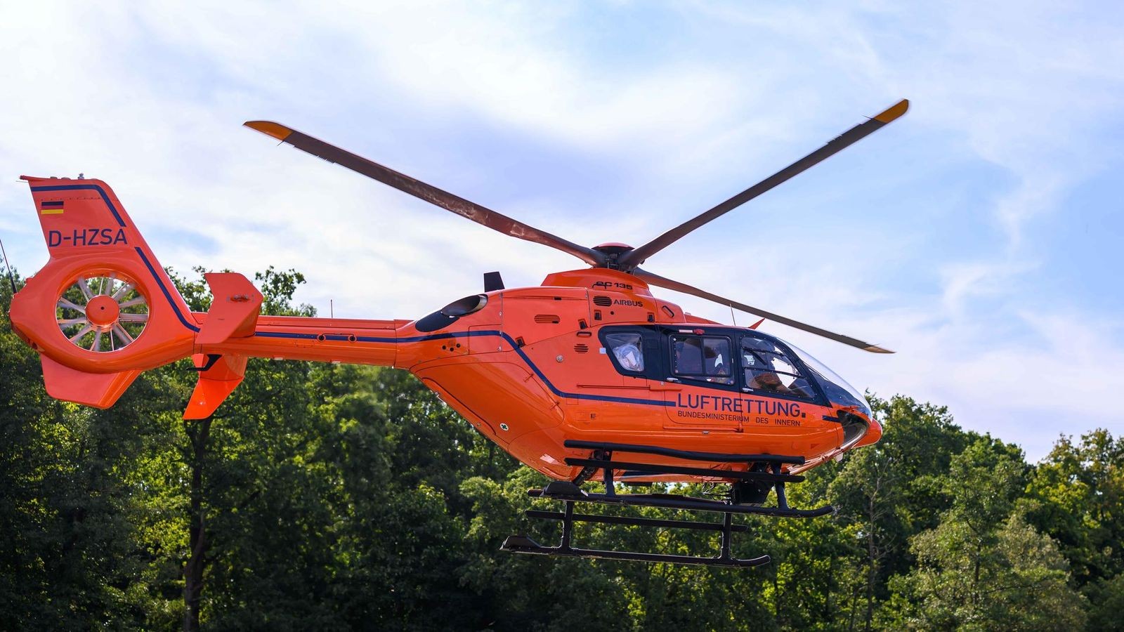 Schwerer Unfall im Kreuz Kaiserberg: Hubschrauber landet auf Autobahn