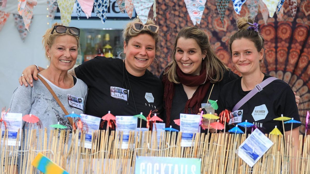 Gaby, Julia, Stella und Hilke helfen beim Platzhirsch. 