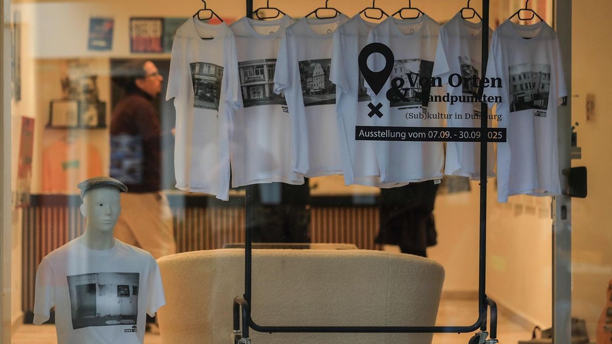 Ursprünglich sollten die Shirts nur dazu dienen, Fotos anders zu präsentieren. Weil einige die Nachtleben-Mode aber unbedingt ihr Eigen nennen wollen, kann man sie wohl bald gegen Spende erwerben.
