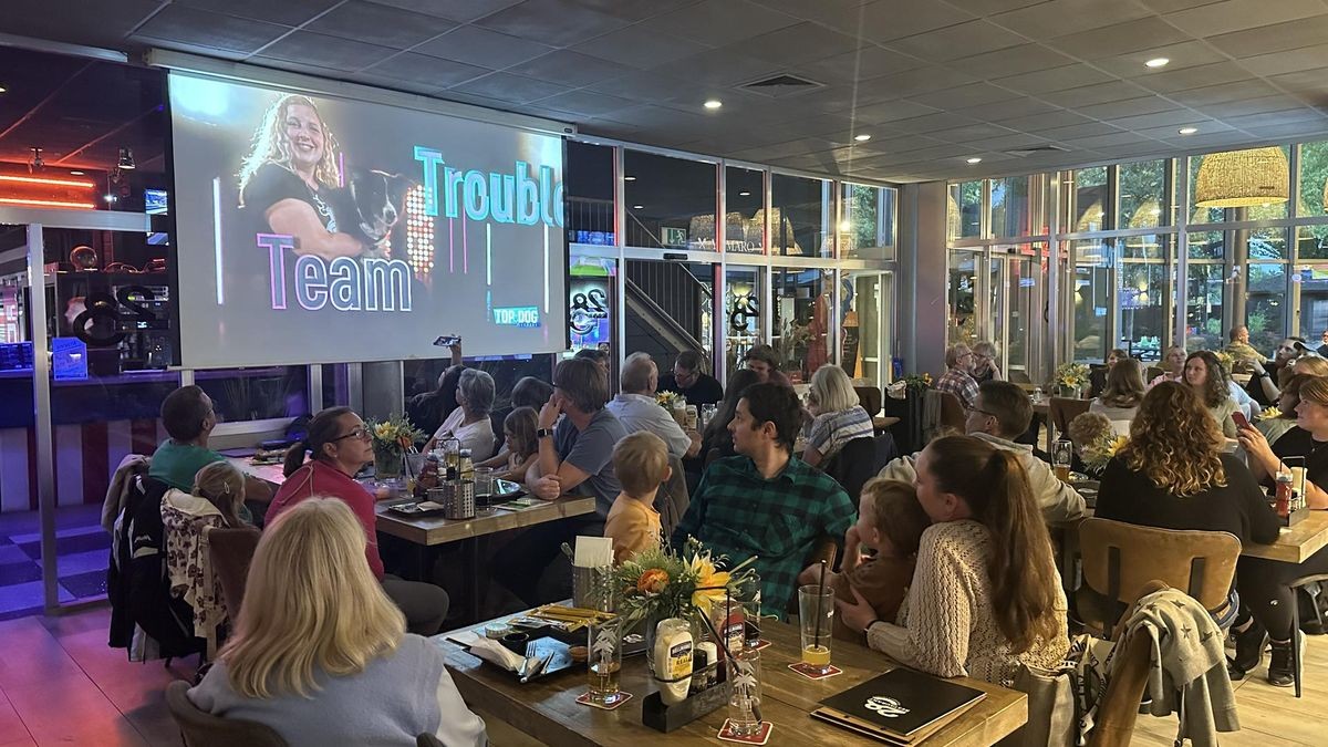 Als Melanie Fydrich und Trouble auf der Leinwand erscheinen, klatschen die Zuschauer vor Begeisterung.