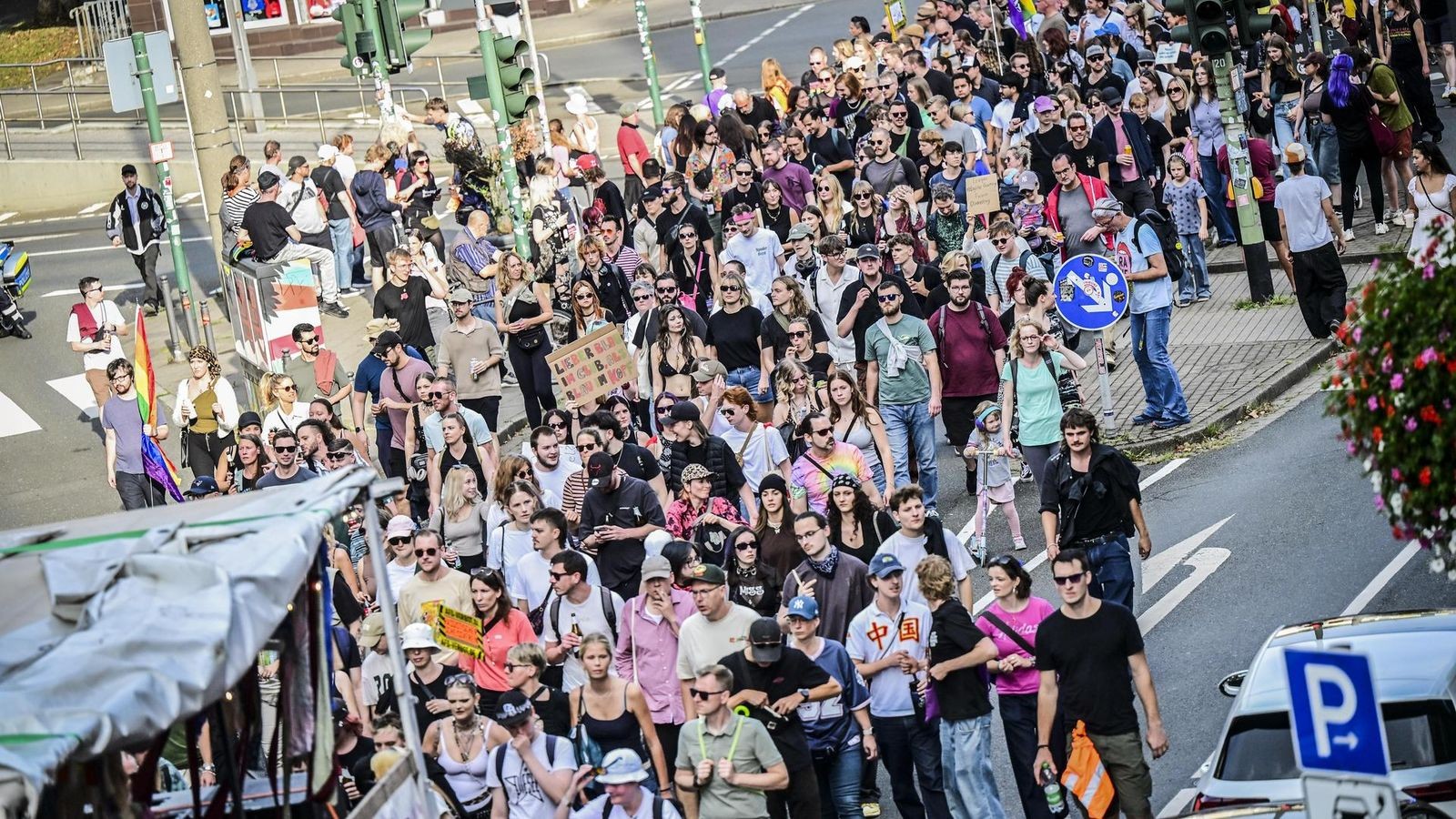 Hunderte ziehen bei Rave-Demo durch Essen