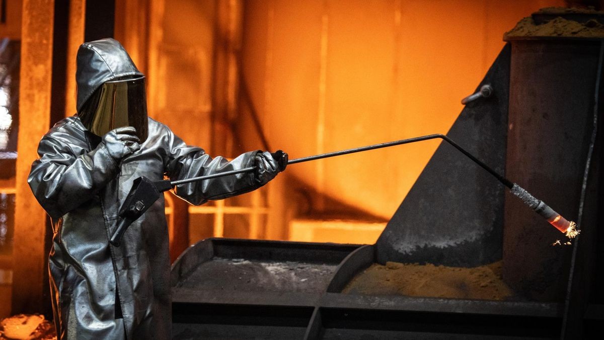 Deutschlands größter Stahlkonzern Thyssenkrupp Steel will einen von vier Hochöfen in Duisburg zum Jahresende stilllegen. „Natürlich nehmen wir nicht gerne einen unserer Hochöfen aus dem Betrieb. Aber angesichts der Marktperspektive müssen wir handeln“, sagt Unternehmenschef Dennis Grimm.
