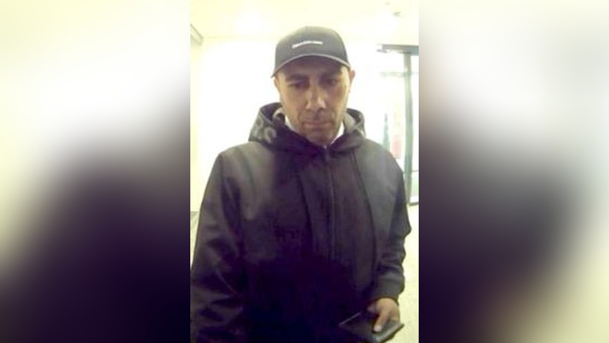 Dieser Mann soll einen Gelsenkirchener Senior bestohlen und betrogen haben. Mit der gestohlenen Bankkarte des 80-Jährigen wurden Einkäufe gemacht und illegal Geld abgehoben.