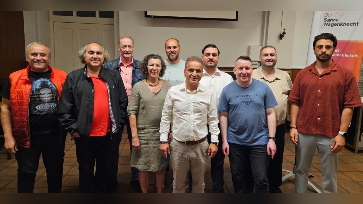 Der neu gewählte Duisburger Kreisvorstand des BSW: 
Von links: Cemal Güclü (Beisitzer), Ergün Yilmaz (Vors.), Wolfgang Fischer (Beis.), Ulla Bärwinkel-Lembke (stellv. Vors.), Edward Meyer (Beis.), OB-Kandidat Erkan Kocalar, 
Dogukan Ergün (stellv. Vors.) und die Beisitzer Marcus Basista, Fuat Cetin, Emre Iyilik. Nicht auf dem Bild: Türkan Demir (Schatzmeisterin), Serkan Sanli und Harald Hornung (beide Beis.)