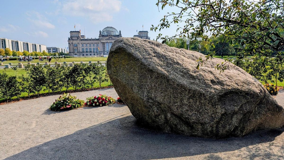 Seit Juni 2025: Provisorischer Gedenkort für die polnischen Opfer der deutschen NS-Besatzung mit Blick auf den Reichstag. Gedenkort NS Polen