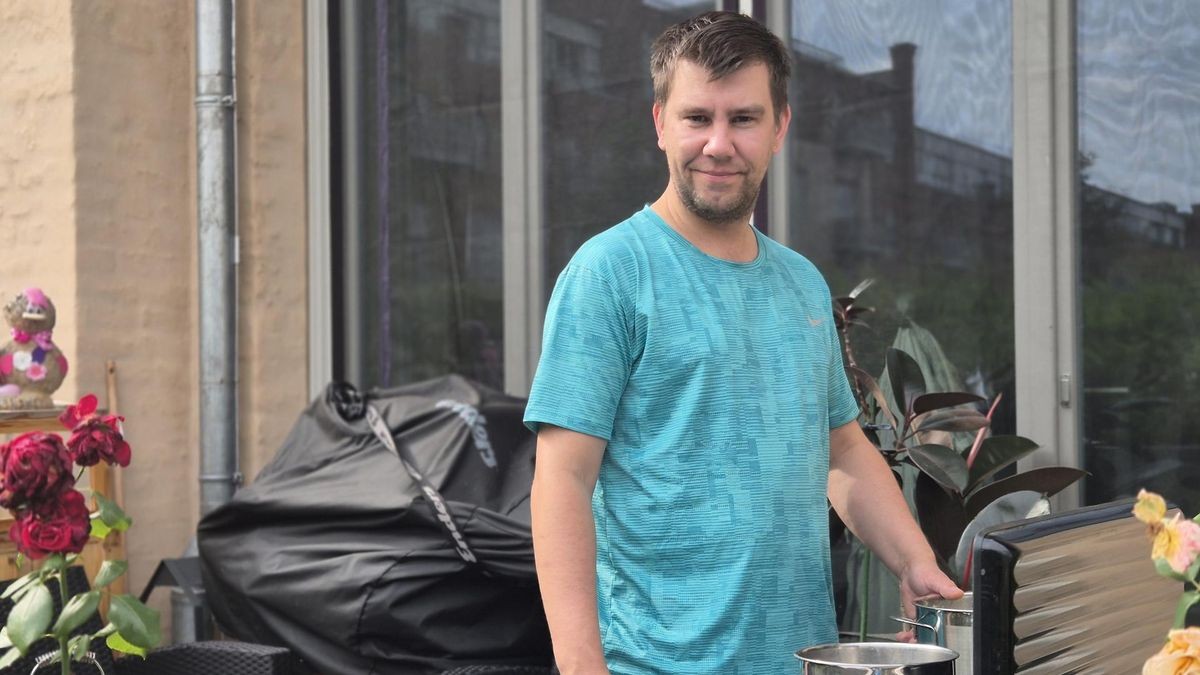David Henke versorgt sich nach dem Strom- und Wasserausfall im David Henke versorgt sich nach dem Strom- und Wasserausfall im