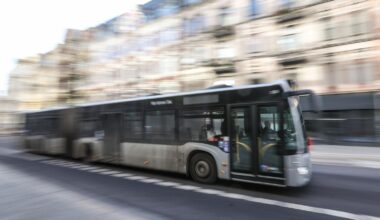 HVV-Bus prallt in Hamburg-Ottensen gegen Auto – drei Menschen verletzt