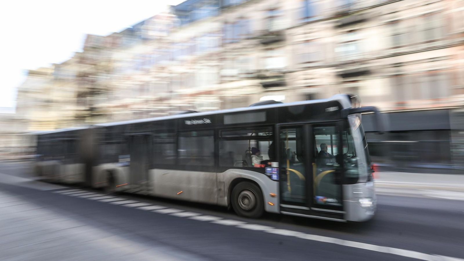 HVV-Bus prallt in Hamburg-Ottensen gegen Auto – drei Menschen verletzt