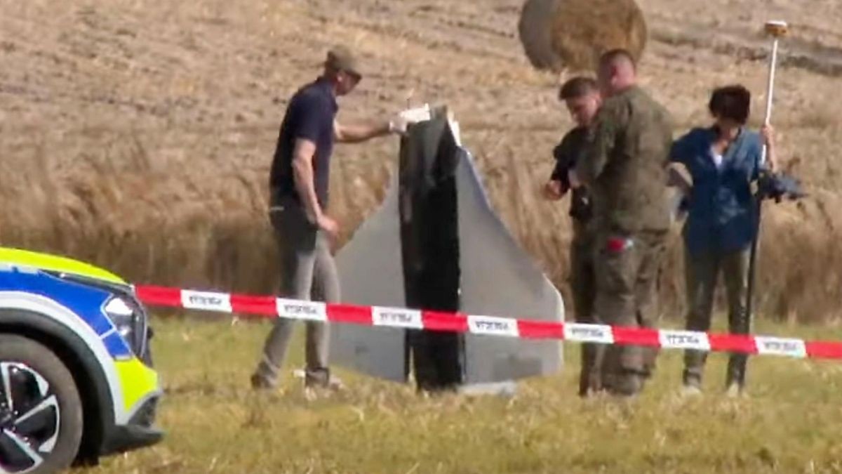 10.09.2025, Polen, Wohyn: In diesem Videostandbild sichern Einsatzkräfte von Polizei und Militärpolizei Teile einer beschädigten Drohne, das von polnischen Behörden abgeschossen wurde. Foto: Rafal Niedzielski/AP/dpa +++ dpa-Bildfunk +++