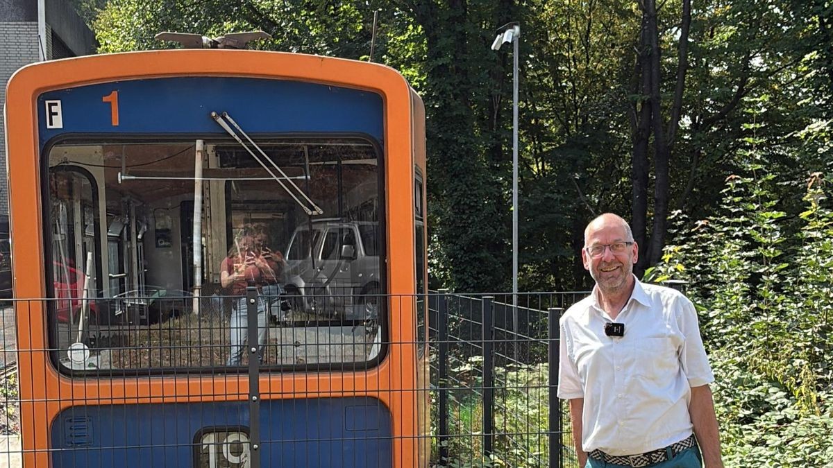 Andreas Bergermann hat eine blau-orangene ausrangierte Schwebebahn vor dem WuMiLa stehen.