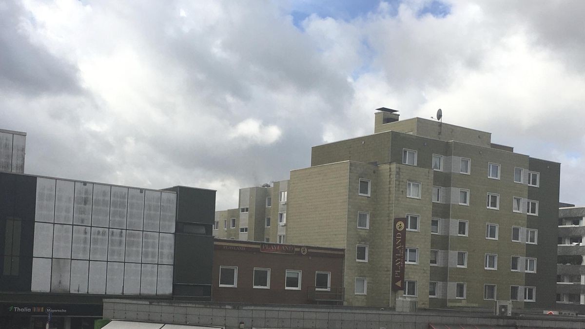 Aus dem Dach dieses Hauses an der Bebelstraße schlugen die Flammen.