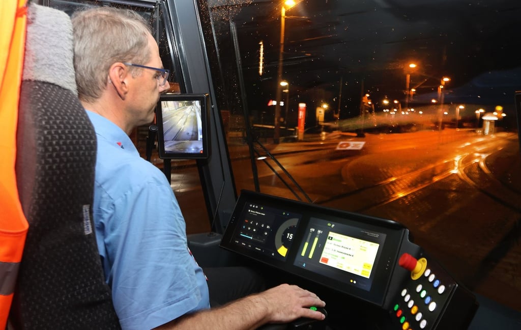 Jede Menge Elektronik: Sören Jandt steuerte die Tina bei ihrer ersten Fahrt bis nach Beesen.