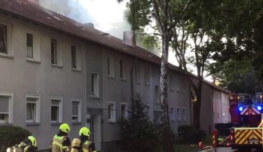 Dachstuhlbrand in Hassel: Feuerwehrleute retten Bewohnerin