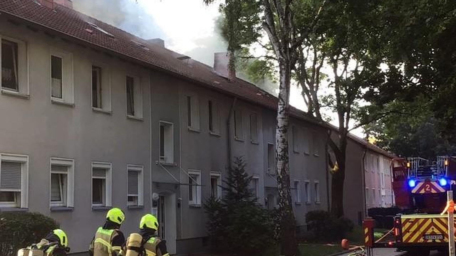 Dachstuhlbrand in Hassel: Feuerwehrleute retten Bewohnerin