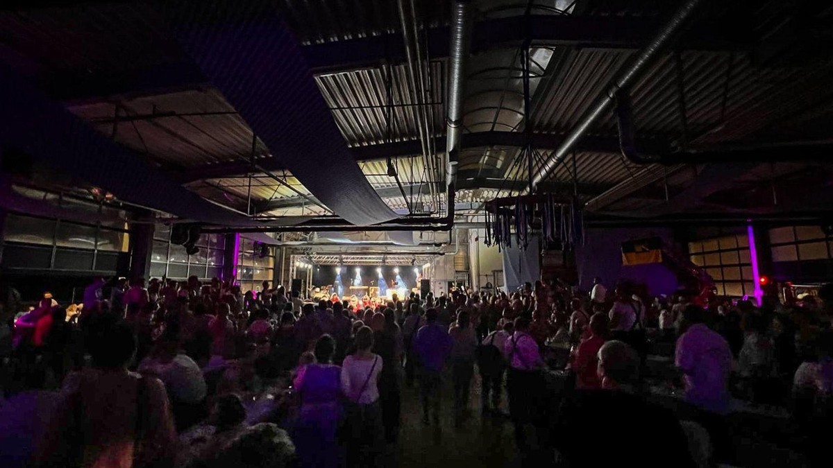 Mehrere Live-Bands treten in der Feuerwache Homberg auf. Oktoberfest der Freiwilligen Feuerwehr Homberg