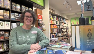 Buchhandlung in Moers entfernt Sticker auf Buch – und erntet Shitstorm