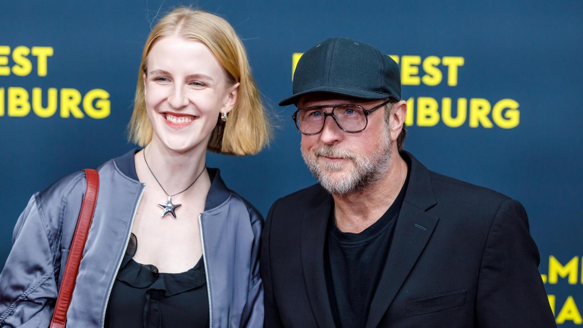 Die Schauspielerin Klara Lange und Hamburger Liebling und bekennender HSV-Fan Bjarne Mädel bei der Eröffnung des Hamburger Filmfests 2025. Filmfest 2025