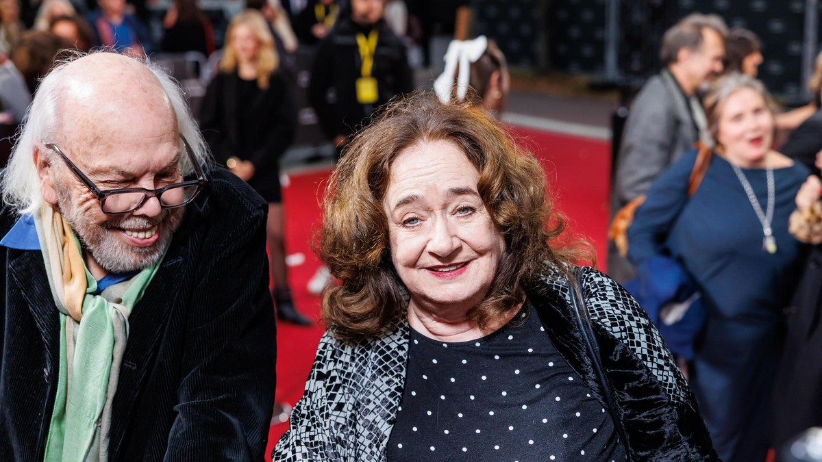 Mechthild Großmann, bekannt auch aus dem Münsteraner „Tatort“, lief mit Regisseur Hajo Gies über den Teppich. Filmfest 2025