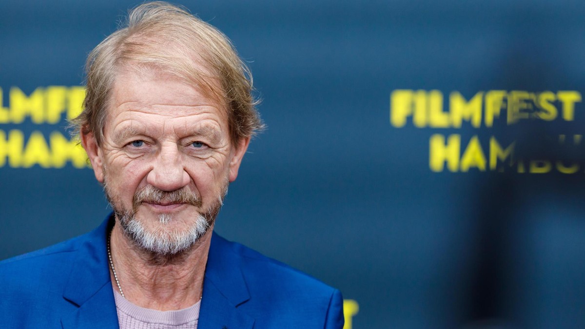 Regisseur und Autor Sönke Wortmann zeigte sich ebenfalls auf dem Teppich am Cinemaxx. Filmfest 2025